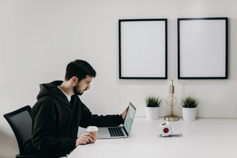 Cadre en entreprise travaillant sur son ordinateur professionnel