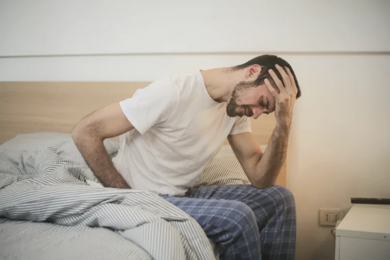 Homme souffrant de douleurs musculaires, ayant besoin d'une ostéopathe