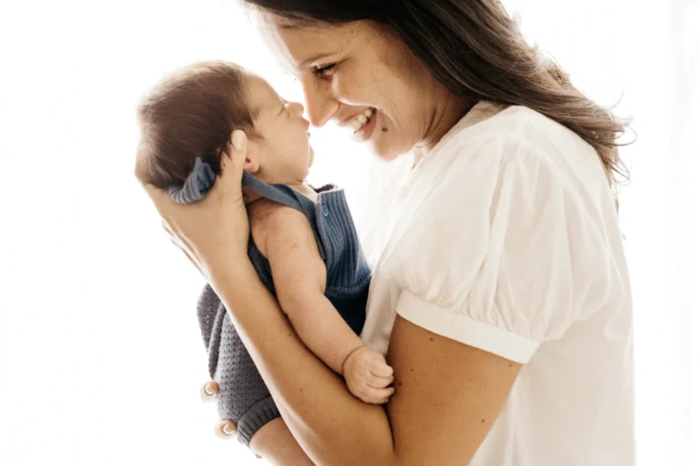 Maman heureuse de voir son bébé soigné de ses troubles