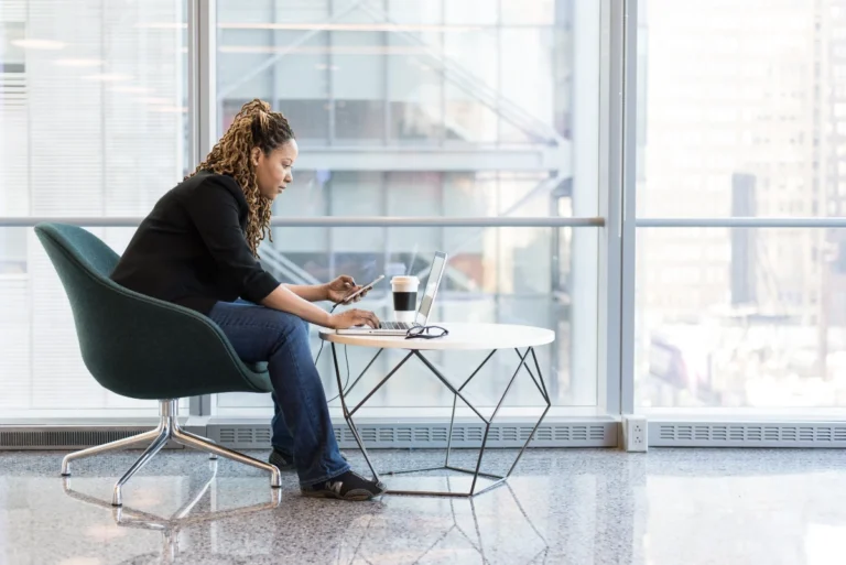 Femme ayant une mauvaise posture en travaillant