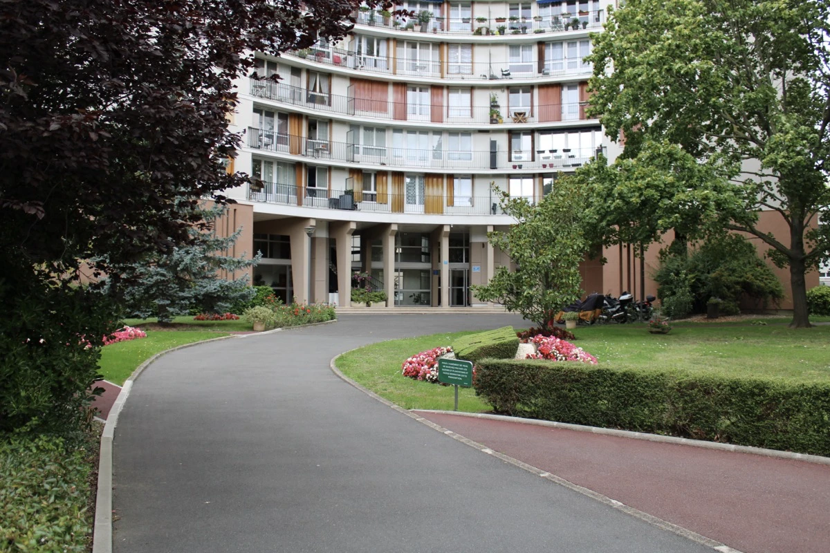 Entrée du bâtiment du cabinet d'ostéopathie de Victoria Ardjoune à Eaubonne